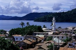 Archipel-des-Comores;-Baie;-Cocotier;-France;-Kaleidos;-Kaleidos-images;-La-parole-à-limage;-Laurent-Abad;-Mayotte;-Minaret;-Mosquée;-Océan-Indien;-Paysage;-Stories-Pictures;-Toits-de-tôle;-Village